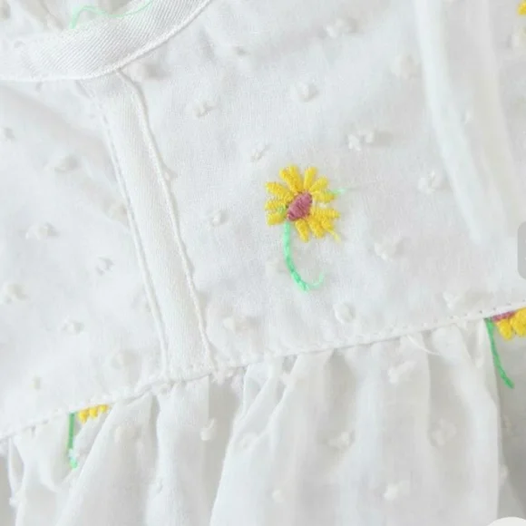 ❗SOLD OUT❗Daisy Embroidered Sweetheart Neck Corset Style Top - Picture 12 of 16